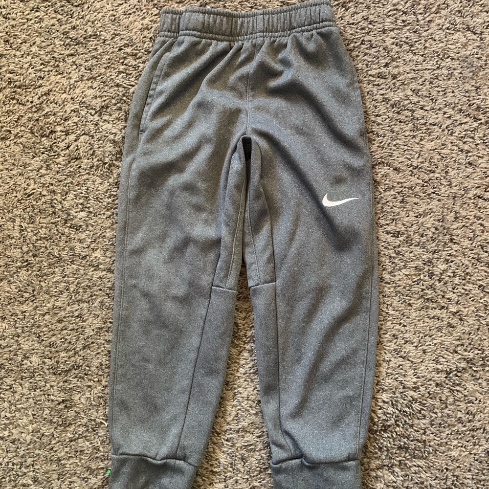 Boys Nike joggers size 6